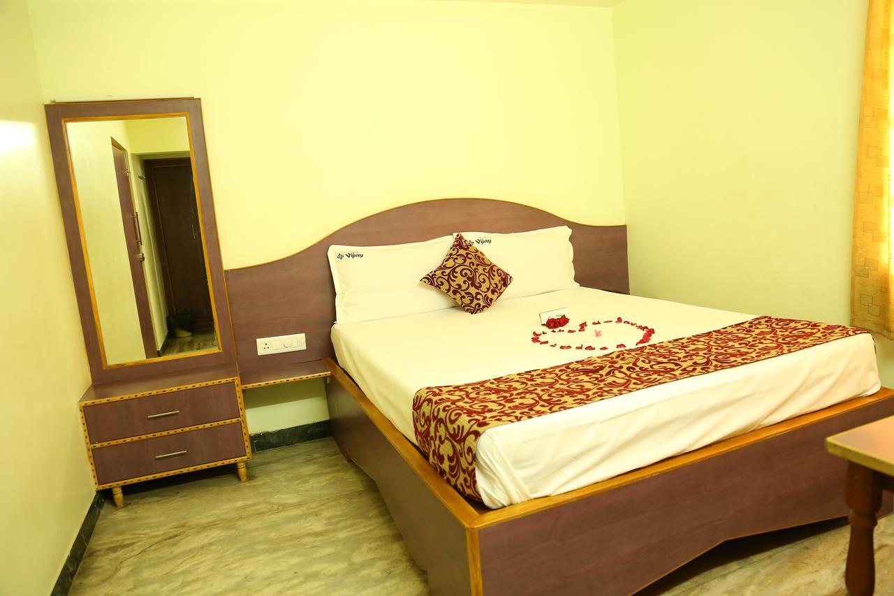 Hotel Vijay Pollachi Bagian luar foto