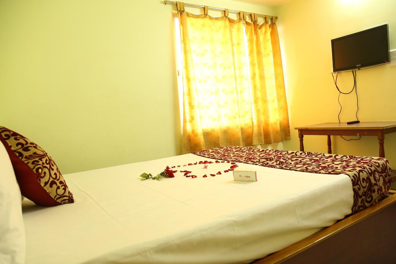 Hotel Vijay Pollachi Bagian luar foto
